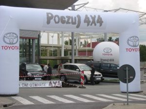 DNI OTWARTE 4x4 dla samochodów terenowych 4x4 marki TOYOTA