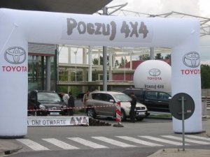 DNI OTWARTE 4x4 dla samochodów terenowych 4x4 marki TOYOTA