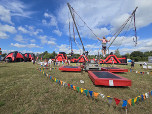 Skoki na euro-bungee jako atrakcja na wielkim pikniku firmowym