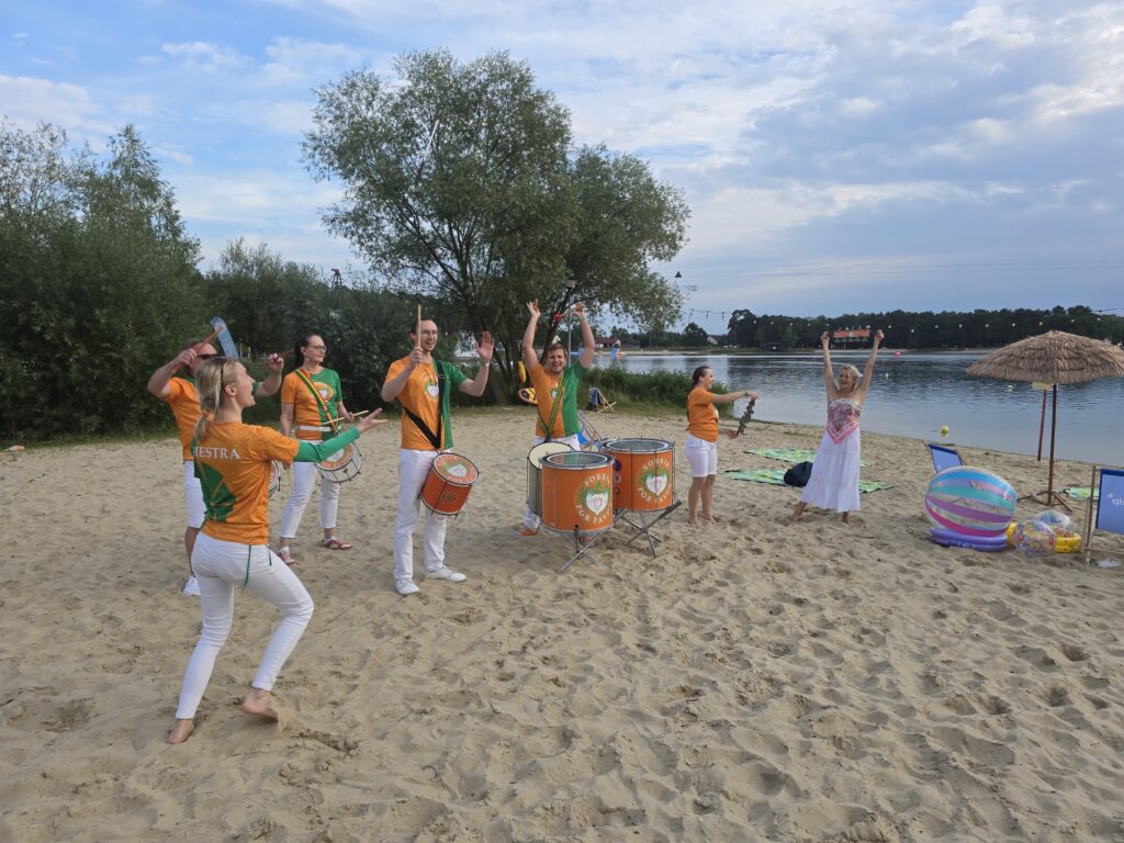 Występ zespołu brazylijskiego na plaży podczas pikniku firmowego