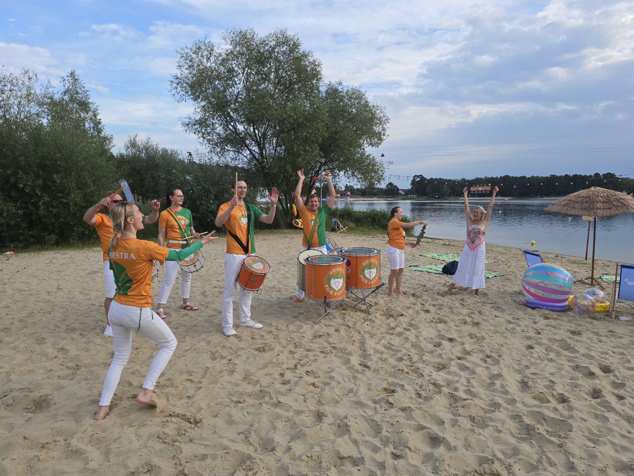 Występ zespołu brazylijskiego na plaży podczas pikniku firmowego